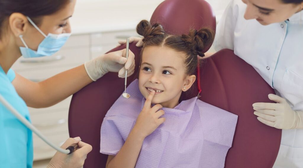 Niña en el dentista